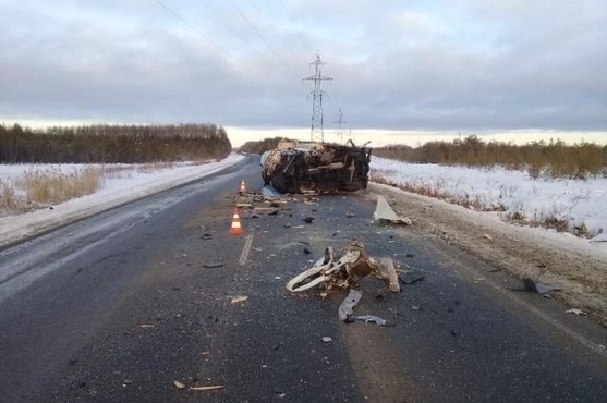 В жестком ДТП на трассе Тюмень - Ханты-Мансийск пострадали два человека