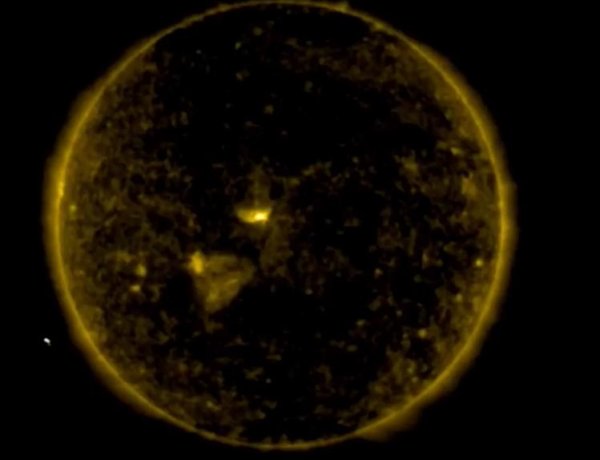 Странный НЛО обнаружен возле Солнца
