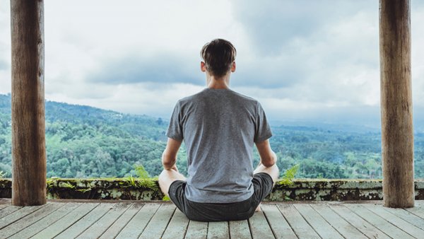 Медитация помогает справиться с бессонницей и кошмарами – учёные