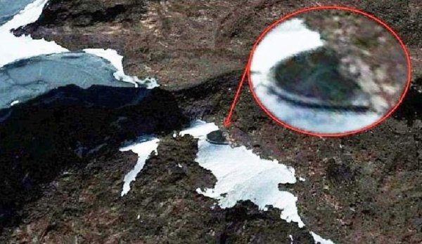 В тающих льдах Антарктиды исследователи заметили «летающую тарелку»