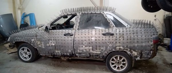 «Десятка-дикобраз»: Блогеры «поиздевались» над ВАЗ-2110, покрыв его кузов 5 000 гвоздей