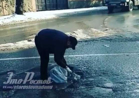 Житель Ростова самостоятельно залатал дорожную яму