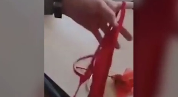 На День учителя ребенок подарил учительнице трусы – видео