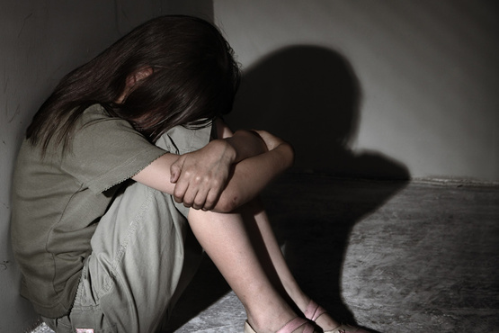 64-летний мужчина изнасиловал 12-летнюю дочь своего друга