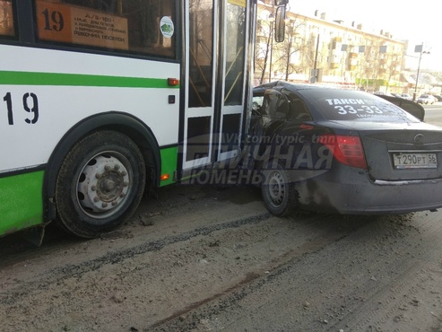 На тюменском перекрестке столкнулись автобус и такси: пострадал человек