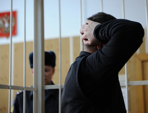В Тюмени на скамью подсудимых попал полицейский, сотрудничавший с зэками