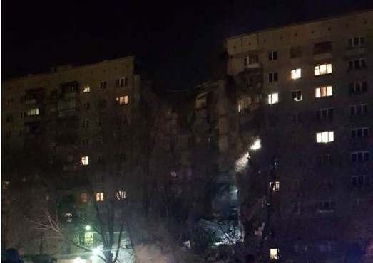 Два человека погибли в результате обрушения подъезда жилого дома в Магнитогорске