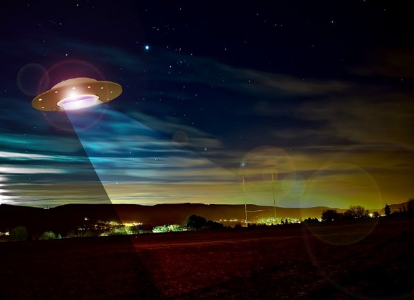Уфолог увидел НЛО рядом с МКС и показал гонки самолетов с кораблем пришельцев