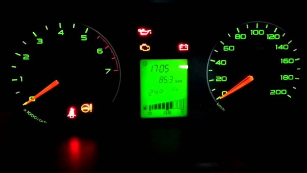 «30 литров на сотню»: Автомобилиста высмеяли за жалобы на аномальный расход LADA Granta FL