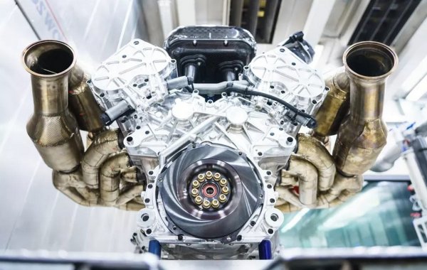 Aston Martin показал мотор гиперкара Valkyrie