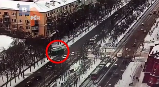 В Екатеринбурге пассажирский автобус врезался в столб: 10 пострадавших