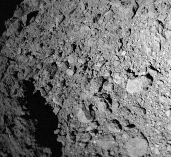 Астероид без пыли озадачил астрономов