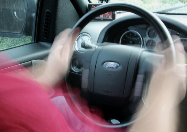Советы автомобилистам: Эксперты рассказали, как бороться с вибрацией руля при езде