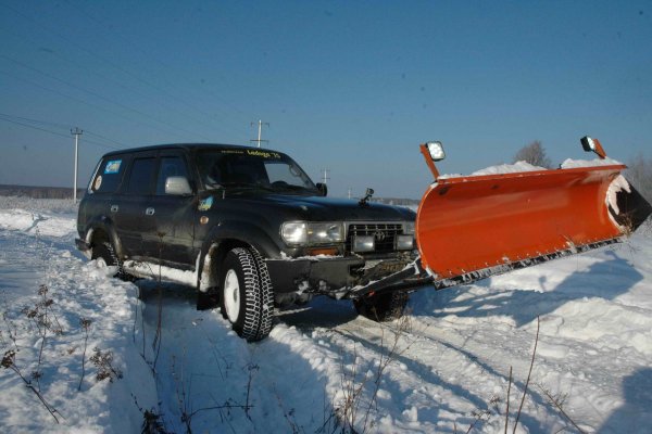 «Не дождался помощи от правительства»: Убирающий снег «Крузак» с отвалом восхитил сеть