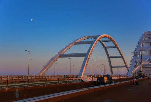 Строители Крымского моста проложили первый километр железной дороги
