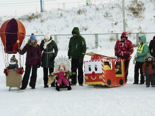 В Тюменской области на лыжной базе прошел парад санок