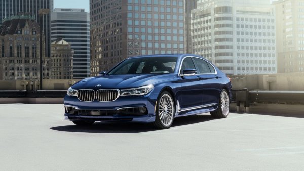 Компания BMW подробно рассказала про гибридную «семёрку» 2019 года