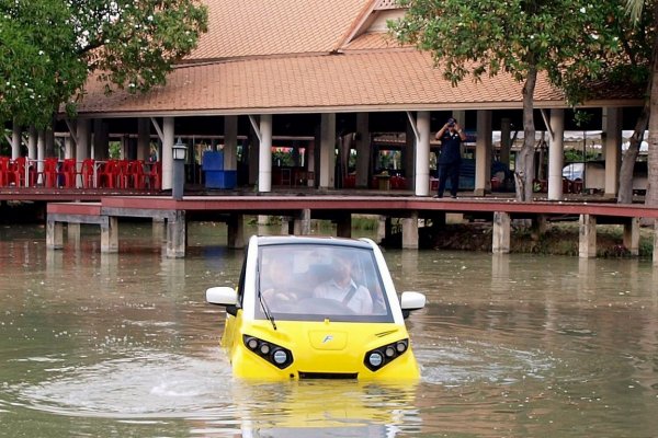 В Таиланде продается электрокар-амфибия для спасения от наводнений