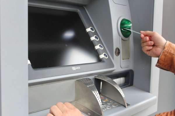 Налог на нал: разрабатывается новая комиссия за операции по банковским картам