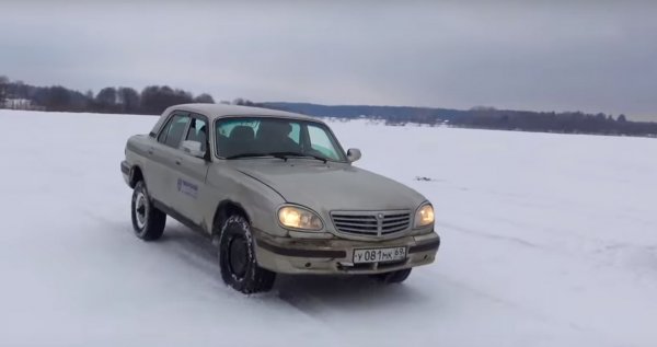 «Крузак» в шоке: Старая «Волга» уделала внедорожников в заезде по снегу