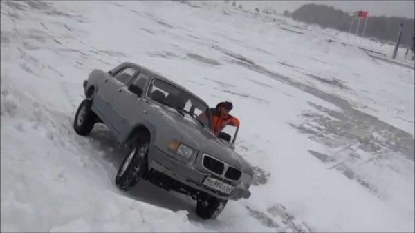 «Лютое Волгарище»: «Заряженный» ГАЗ-3110 в заезде с Land Rover и УАЗ «Патриот» восхитил экспертов