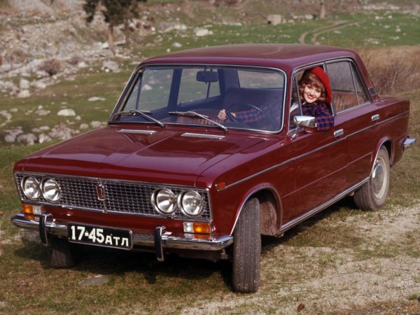 «Роскошь по-советски»: Экспортный ВАЗ-2103 с шикарным салоном удивил блогеров
