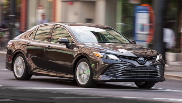 «Дизелю конец»: Новая Toyota Camry Hybrid сразила наповал обзорщика