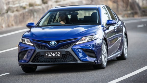 «Дизелю конец»: Новая Toyota Camry Hybrid сразила наповал обзорщика