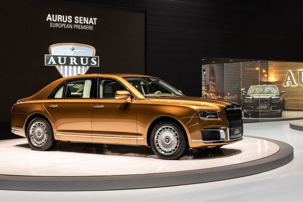 «Дорого-богато»: Золотой Aurus Senat показали на форуме в Петербурге