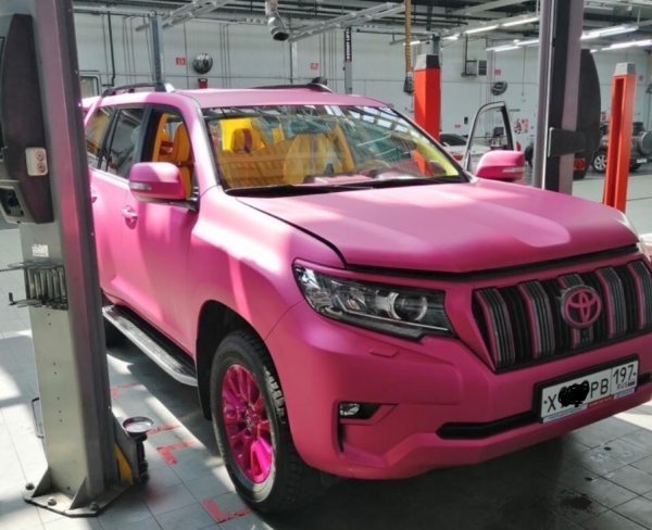 «Причина развода — розовый Прадо»: «Ядовитый» Toyota Land Cruiser Prado в подарок супруге  напугал сеть