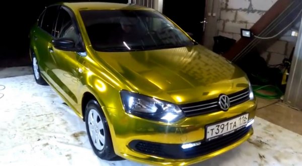 Как обертка от конфет «Стрела»: «Блестящий» тюнинг Volkswagen Polo показали в сети