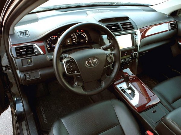 «Её можно в автосалон поставить и заново продать»: Состояние Toyota Camry после 576 000 км поразило владельца