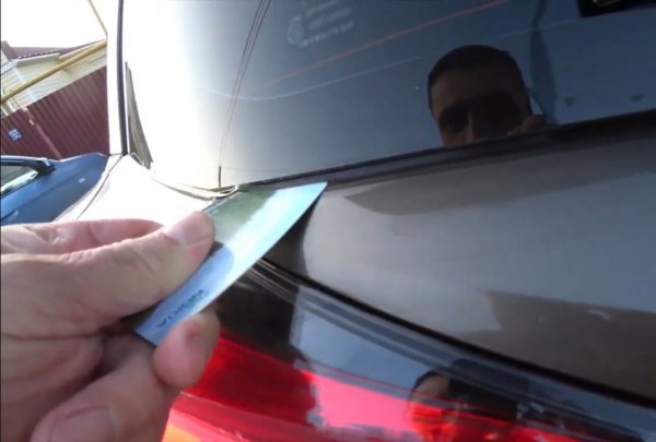 Каждый раз после мойки: Владелец Toyota RAV4 показал «косяк» уплотнителя заднего окна
