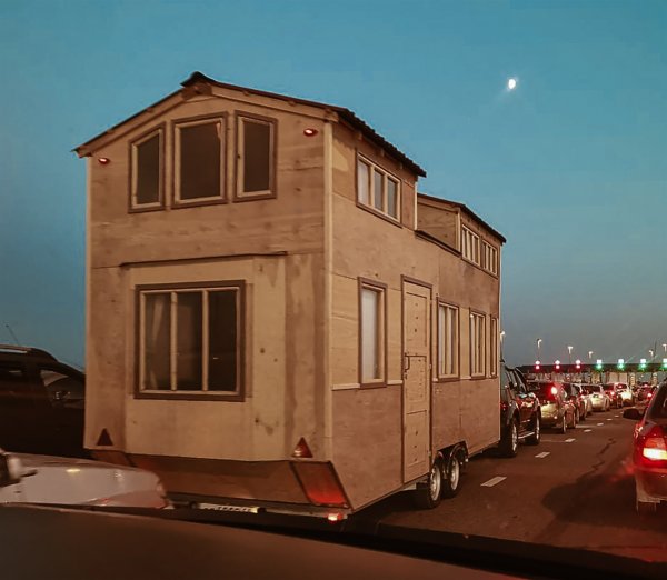 «На море со своим жильем»: Пользователей удивило необычное авто на трассе М4 «Дон»
