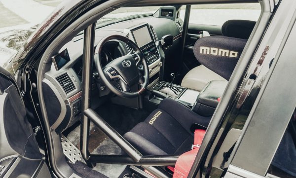 «Бесполезный автомобиль»: Пользователи раскритиковали 2000-сильный Toyota Land Cruiser 200