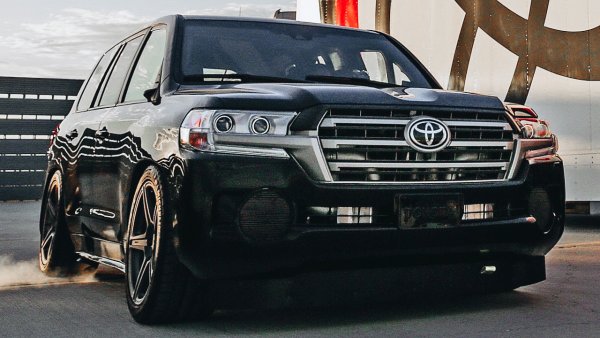 «Бесполезный автомобиль»: Пользователи раскритиковали 2000-сильный Toyota Land Cruiser 200