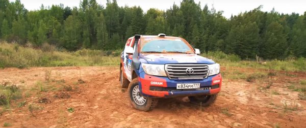 Самый дорогой «Крузак» России: Блогер показал «рейдовый» Toyota Land Cruiser 200 за 11 млн рублей
