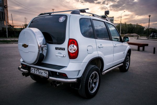 «Полноценная иномарка»: Блогер сравнил Chevrolet Niva 2012 с новой LADA 4x4 2019 года