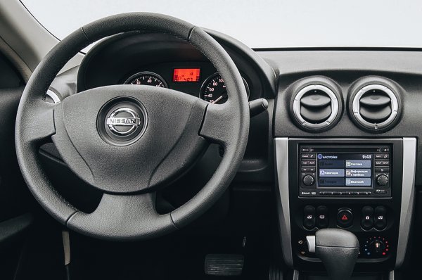 «Это очень тяжело назвать автомобилем»: Блогер объяснил, почему Nissan Almera – издевательство над потребителями
