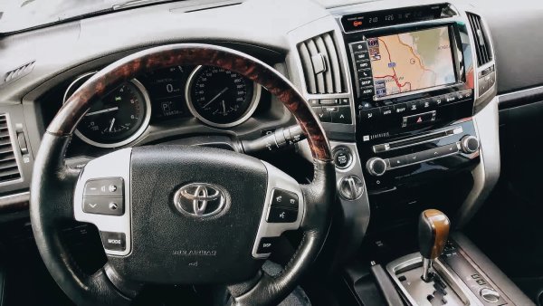 «Расходик масла-то конкретный получается»: Какие «сюрпризы» может преподнести почти идеальный Toyota LC 200 со «вторички» – блогер