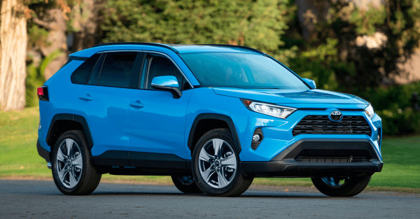 Премиум подкрался незаметно: Toyota RAV4 2020 в «топе» – японский класс на все деньги