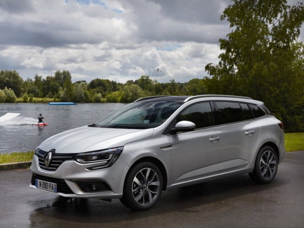 Французы тоже умеют делать вещи: Обновленный Renault Megane 2020 серьезно осложнит жизнь Hyundai Elantra и Mazda 3