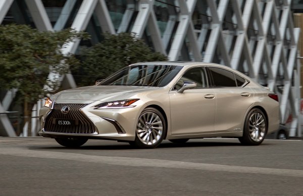 Toyota Camry «на максималках»: Стоит ли Lexus ES своих денег или «Камри» ничем не хуже?