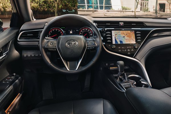 «Адская» магнитола, печальная динамика, вчетвером не покатаешься: Владелец честно рассказал о минусах новой Toyota Camry